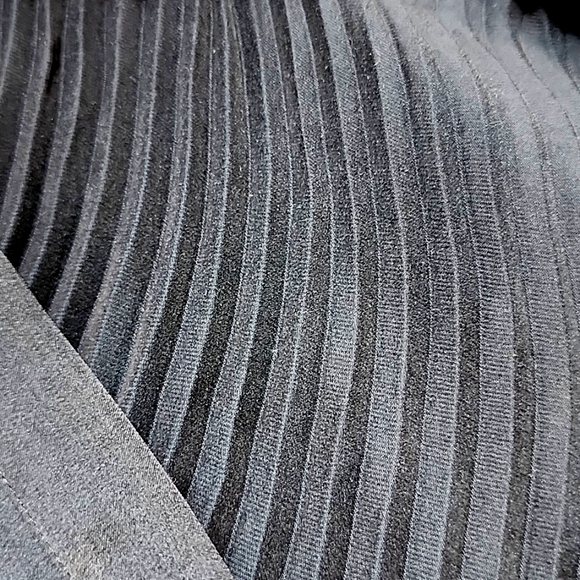 Vince Black Pleated Top Size M - Picture 6 of 11